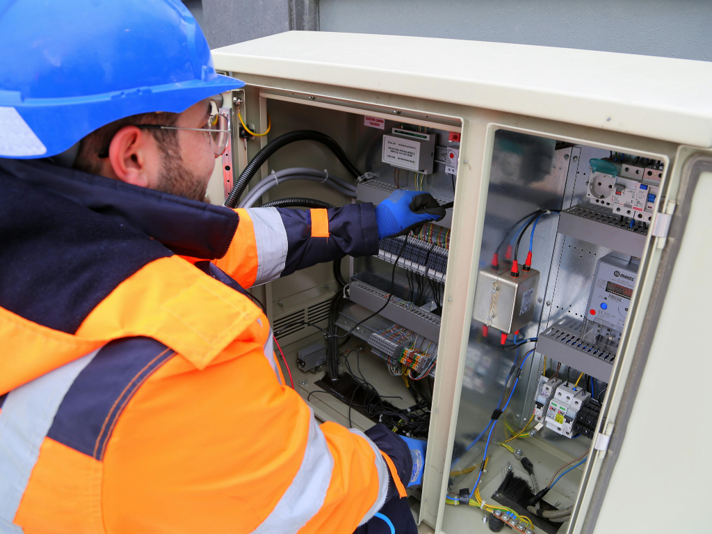 Técnico da Flana Energia realizando manutenção em equipamentos elétricos